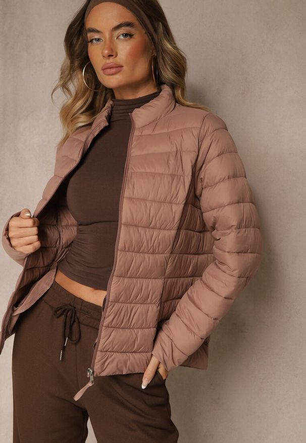 Renee - Beżowa Casualowa Kurtka Ozdobiona Pikowaniem Nelionea. Okazja: na co dzień. Kolor: beżowy. Materiał: jeans. Wzór: aplikacja. Styl: casual