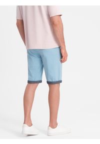 Ombre Clothing - Męskie szorty chinosy z kontrastowym podwinięciem – błękitne V3 W421 - XXL. Okazja: do pracy, na imprezę, na co dzień. Kolor: niebieski. Materiał: bawełna, tkanina, elastan. Długość: krótkie. Wzór: kolorowy. Sezon: lato. Styl: wakacyjny, casual #7