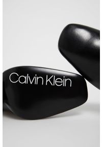 Calvin Klein Botki skórzane damskie kolor czarny na słupku. Kolor: czarny. Materiał: skóra. Obcas: na słupku. Wysokość obcasa: średni