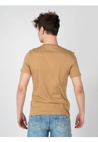 Guess T-Shirt "Lumy" | X2RI07KAK91 | Mężczyzna | Beżowy. Okazja: na co dzień. Kolor: beżowy. Materiał: bawełna. Wzór: nadruk. Styl: klasyczny, casual, elegancki #3