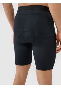 4f - 4F Legginsy krótkie rowerowe z żelowo-piankową wkładką męskie - czarne M. Kolor: czarny. Materiał: dzianina, włókno, poliester, syntetyk, materiał, tkanina, elastan. Długość: krótkie. Wzór: gładki, ze splotem. Sport: kolarstwo