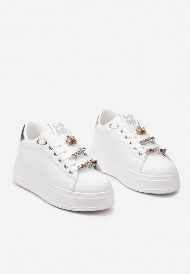 Renee - Biało-Srebrne Sneakersy na Platformie Ozdobione Odpinanymi Aplikacjami z Cyrkonii Neishi. Okazja: na co dzień. Nosek buta: okrągły. Zapięcie: sznurówki. Kolor: biały. Materiał: jeans. Wzór: aplikacja. Obcas: na platformie