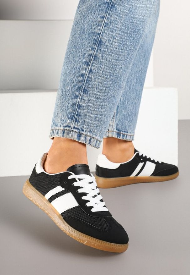 Renee - Czarne Sneakersy na Kauczukowej Podeszwie Ozdobione Paskami Emidi. Okazja: na co dzień. Zapięcie: pasek. Kolor: czarny. Materiał: kauczuk. Szerokość cholewki: normalna. Wzór: aplikacja. Obcas: na obcasie, na płaskiej podeszwie. Wysokość obcasa: niski