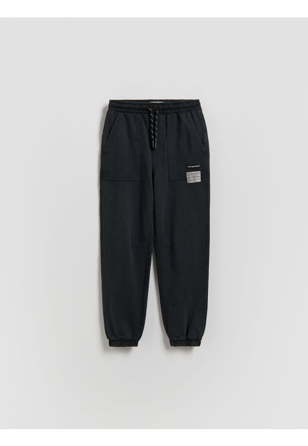 Reserved - Joggery z efektem sprania - czarny. Kolor: czarny. Materiał: bawełna, dzianina