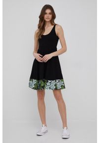 Desigual sukienka kolor czarny mini rozkloszowana. Kolor: czarny. Materiał: bawełna, dzianina. Długość rękawa: na ramiączkach. Typ sukienki: rozkloszowane. Długość: mini #5
