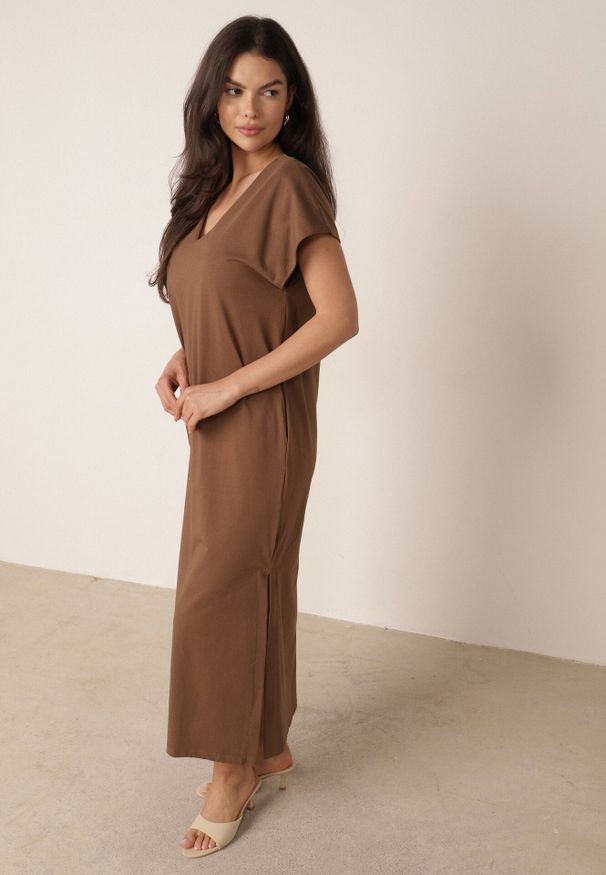 Born2be - Brązowa Bawełniana Sukienka Pudełkowa o Fasonie Oversize z Kieszeniami Thaelusa. Okazja: na co dzień. Kolor: brązowy. Materiał: bawełna. Typ sukienki: oversize. Styl: casual