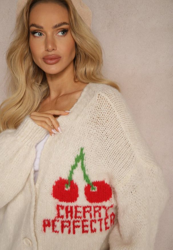 Renee - Jasnobeżowy Kardigan z Domieszką Wełny z Napisem i Wiśnią Benana. Okazja: na co dzień. Kolor: beżowy. Materiał: wełna. Długość rękawa: na ramiączkach. Wzór: napisy. Styl: casual