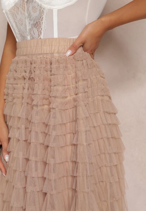 Renee - Beżowa Spódnica Midi z Tiulowymi Falbankami Kontha. Kolor: beżowy. Materiał: tiul. Styl: elegancki, glamour