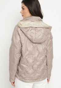 Born2be - Ciemnobeżowa Pikowana Kurtka o Dwustronnym Kroju z Odpinanym Kapturem Zeorina. Okazja: na co dzień. Kolor: beżowy. Materiał: jeans. Wzór: gładki. Styl: casual, elegancki #4