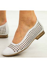 POTOCKI - Białe ażurowe półbuty damskie Potocki 12612. Okazja: na co dzień, do pracy, na spacer. Kolor: biały. Szerokość cholewki: normalna. Wzór: ażurowy. Materiał: skóra. Sezon: wiosna, lato. Obcas: na obcasie. Styl: klasyczny, casual, elegancki. Wysokość obcasa: niski #1