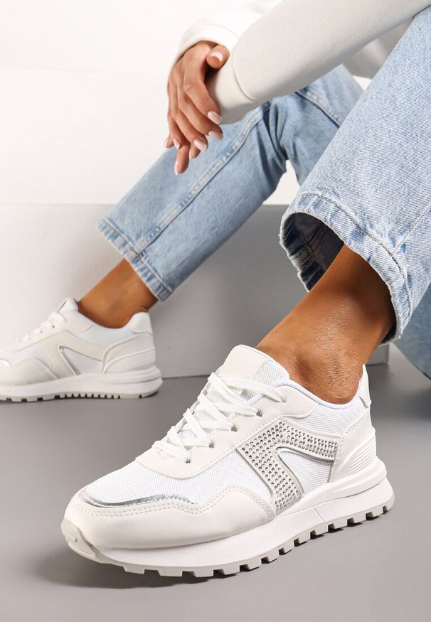 Born2be - Białe Sneakersy przed Kostkę Ozdobione Cyrkoniami Solarite. Okazja: na co dzień. Wysokość cholewki: przed kostkę. Kolor: biały. Wzór: aplikacja