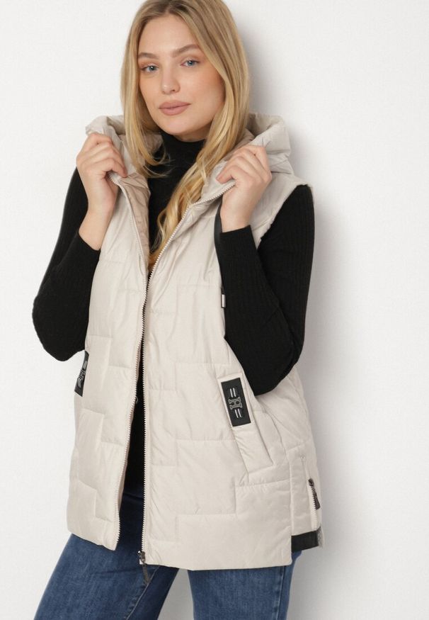 Born2be - Jasnobeżowa Pikowana Kamizelka z Kapturem i Sznurkami Imvila. Okazja: na co dzień. Typ kołnierza: kaptur. Kolor: beżowy. Materiał: jeans. Wzór: aplikacja. Styl: klasyczny, casual, elegancki