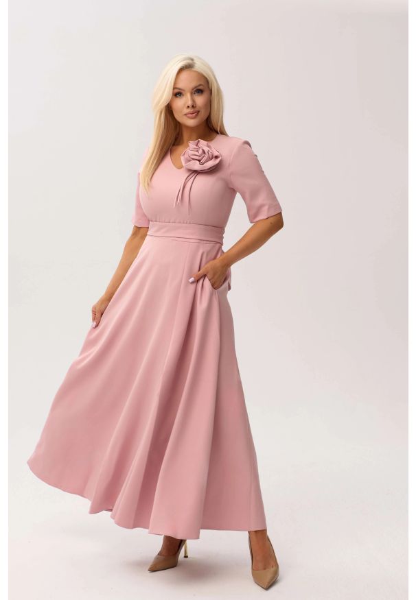 Moda Size Plus Iwanek - Sukienka MAXI Mirabella w odcieniu pudrowego różu z delikatną poświatą srebra OVERSIZE PLUS SIZE XXL WIOSNA LATO. Okazja: na urodziny, na wesele, na komunię, na ślub cywilny, na imprezę. Typ kołnierza: dekolt w kształcie V, kokarda. Kolekcja: plus size. Kolor: różowy. Wzór: kwiaty. Typ sukienki: oversize, dla puszystych. Materiał: tkanina, materiał, poliester, elastan. Sezon: lato, wiosna. Styl: elegancki, klasyczny. Długość: maxi