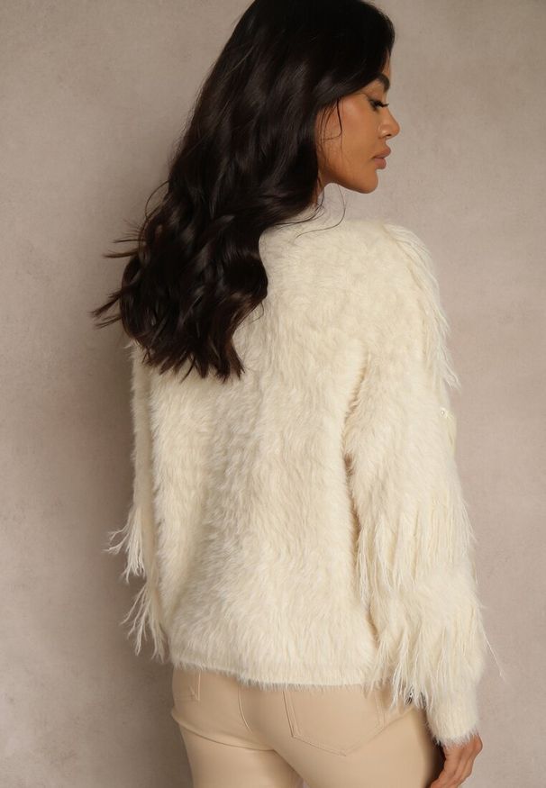 Renee - Beżowy Kardigan z Dzianiny z Wełną Imitującą Pióra z Perłowymi Guzikami Meviatta. Kolor: beżowy. Materiał: dzianina, wełna. Styl: glamour