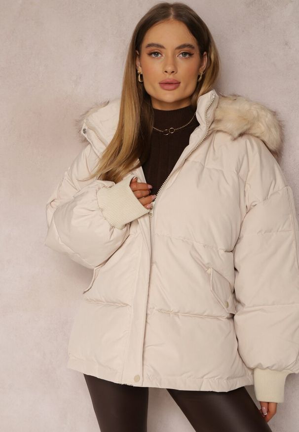 Renee - Beżowa Kurtka Oversize z Futrzanym Kapturem Haduni. Kolor: beżowy. Materiał: futro. Długość rękawa: długi rękaw. Długość: długie. Wzór: aplikacja. Sezon: zima
