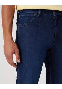 Wrangler - WRANGLER LARSTON MĘSKIE SPODNIE JEANSOWE JEANSY SOFT ROCK W18S74Y88. Styl: rockowy