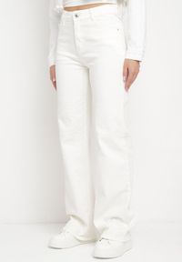 Born2be - Białe Bawełniane Jeansy Szerokie z Tkaniny Plumeti z Kieszeniami Qrisa. Kolor: biały #1