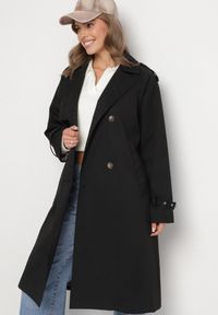 Born2be - Czarny Płaszcz Dwurzędowy Trencz Ozdobiony Paskiem i Pagonami Malwissa. Okazja: na co dzień. Kolor: czarny. Materiał: jeans. Wzór: aplikacja. Sezon: wiosna, jesień. Styl: casual, elegancki #7