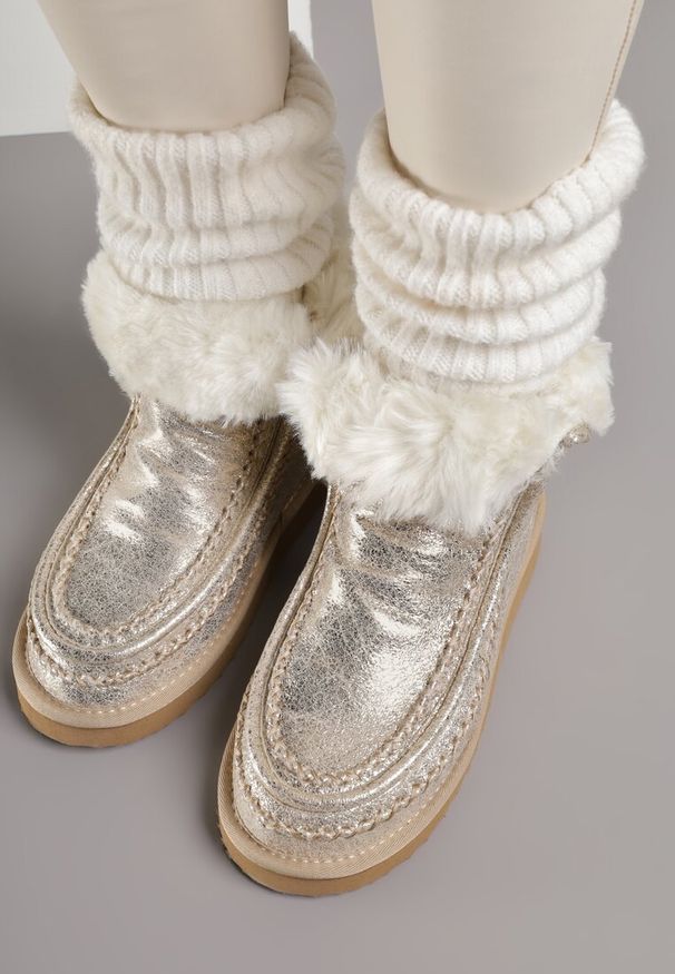 Born2be - Złote Wsuwane Śniegowce z Futerkiem i Metalicznym Połyskiem Vetirena. Okazja: na co dzień. Zapięcie: bez zapięcia. Kolor: złoty. Materiał: futro. Styl: casual, elegancki