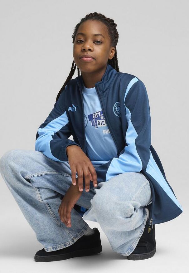 Puma - Młodzieżowa kurtka Manchester City ftblNRGY+ PUMA Marine Blue Blazing. Kolor: niebieski. Wzór: aplikacja