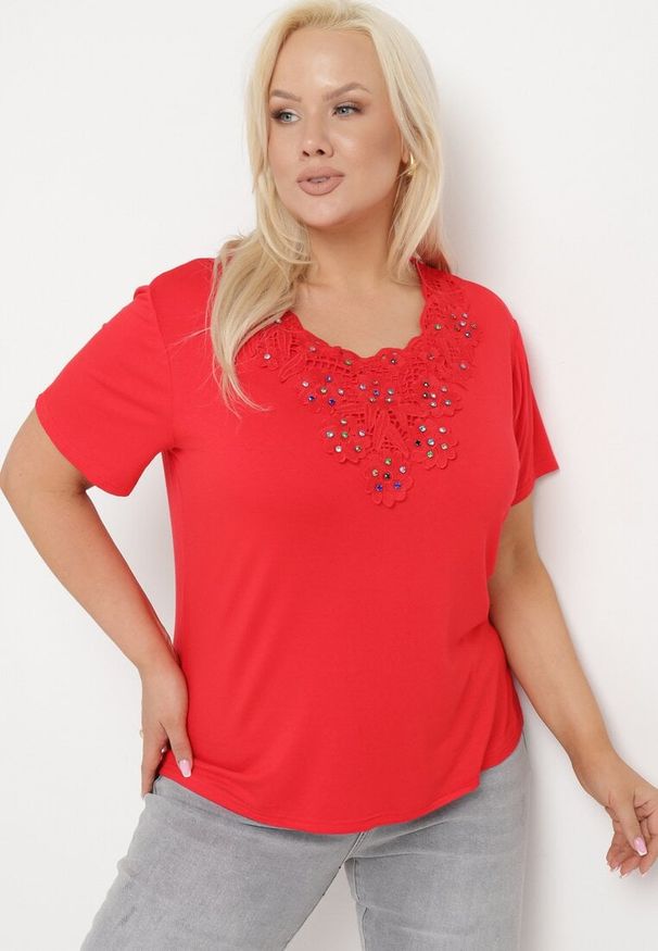 Born2be - Czerwony T-shirt Koszulka z Krótkim Rękawem z Dekoltem Ozdobionym Koronką i Cyrkoniami Novilla. Okazja: na co dzień. Kolekcja: plus size. Kolor: czerwony. Materiał: koronka. Długość rękawa: krótki rękaw. Długość: krótkie. Wzór: aplikacja, koronka. Styl: klasyczny, elegancki, casual