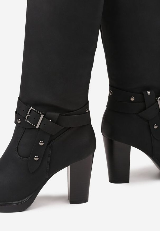 Renee - Czarne Kozaki na Słupku z Ozdobnymi Klamrami i Paskami Emelore. Zapięcie: klamry. Kolor: czarny. Materiał: jeans. Sezon: jesień, zima. Obcas: na słupku. Styl: elegancki. Wysokość obcasa: średni