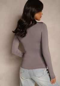 Renee - Ciemnoszara Bluzka Seliusei. Typ kołnierza: dekolt kwadratowy. Kolor: szary. Materiał: dzianina. Długość rękawa: długi rękaw. Długość: długie. Styl: klasyczny #4