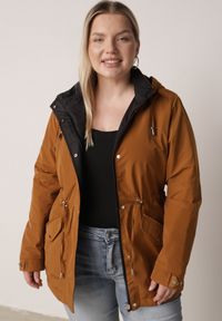 Born2be - Brązowo-Czarna Przejściowa Kurtka Dwustronna Parka z Pikowaniem i Kapturem Tidare. Okazja: na spacer, na co dzień. Kolekcja: plus size. Kolor: brązowy. Materiał: poliester, jeans. Styl: casual, sportowy #1