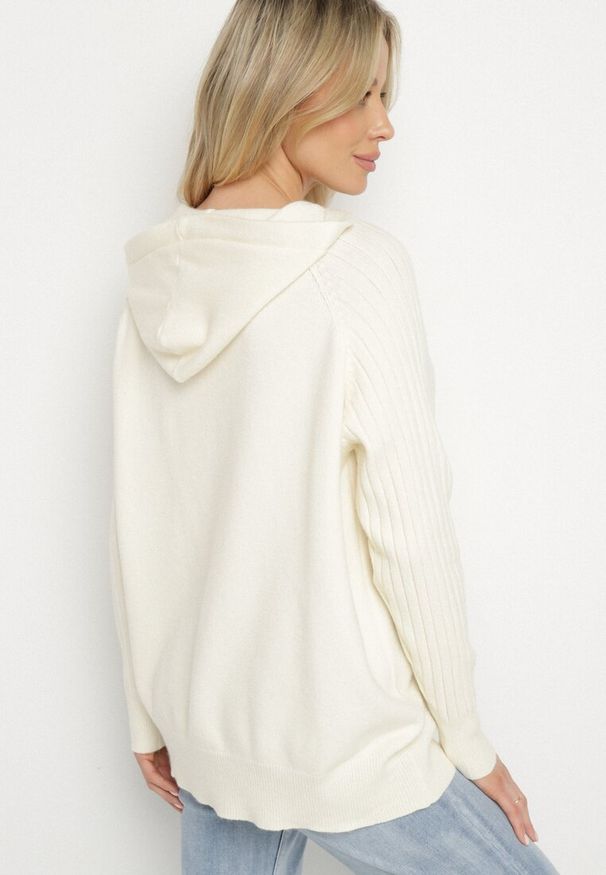 Born2be - Jasnobeżowy Sweter z Kapturem i Kieszenią z Domieszką Kaszmiru Neriele. Okazja: na co dzień. Typ kołnierza: kaptur. Kolor: beżowy. Materiał: kaszmir. Wzór: aplikacja. Styl: casual