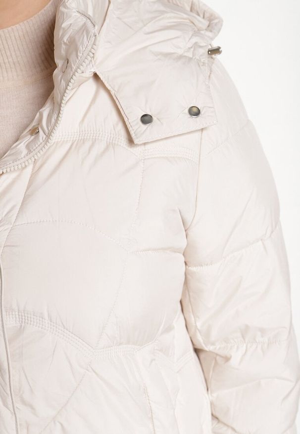 Born2be - Jasnobeżowa Pikowana Kurtka z Kieszeniami i Kapturem z Możliwością Odpięcia Nikigala. Okazja: na spacer, na co dzień. Kolekcja: plus size. Kolor: beżowy. Materiał: materiał, jeans. Styl: elegancki, casual
