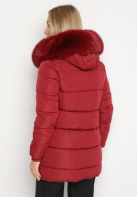 Born2be - Bordowa Pikowana Kurtka z Kapturem z Futerkiem Nenadria. Okazja: na co dzień, na spotkanie biznesowe, do pracy. Typ kołnierza: kaptur. Kolor: czerwony. Materiał: futro. Wzór: aplikacja. Styl: casual, biznesowy #7