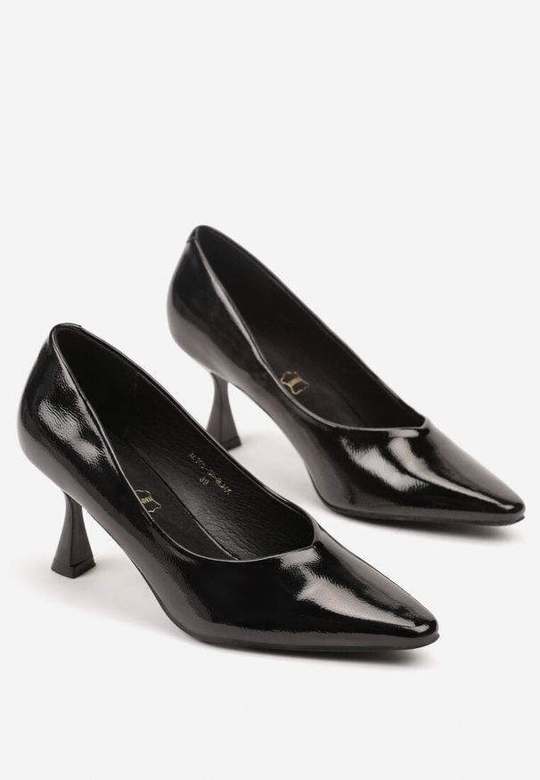 Renee - Czarne Eleganckie Czółenka Vices na Klepsydrze ze Skórzaną Wkładką Dedvire. Okazja: na wesele, na ślub cywilny. Kolor: czarny. Materiał: skóra. Obcas: na obcasie. Styl: elegancki. Wysokość obcasa: średni