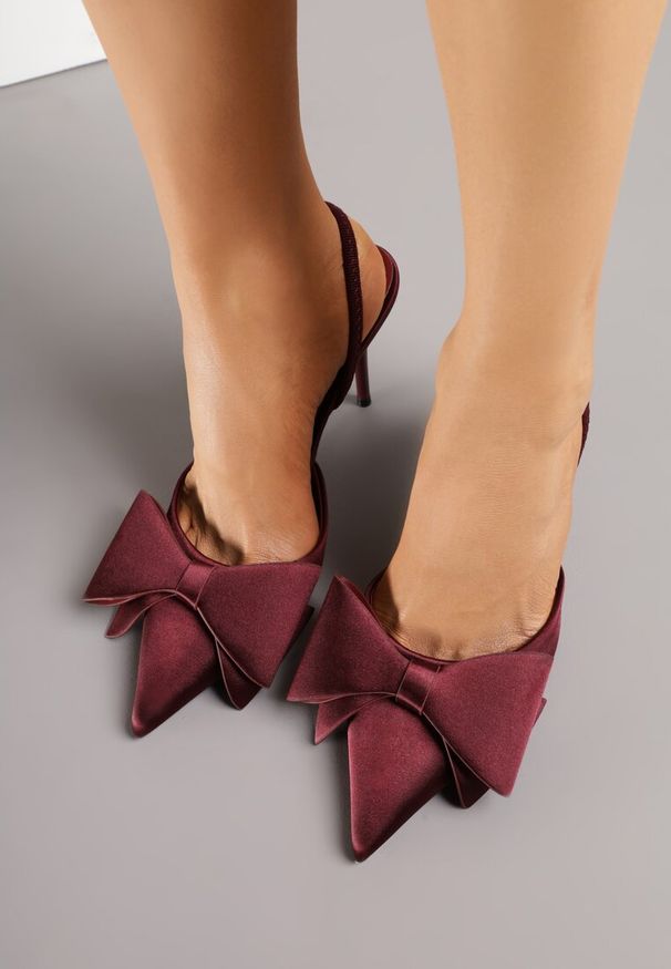 Renee - Bordowe Sandały Satynowe na Szpilce Slingback Ozdobione Kokardą Daemoris. Okazja: na wesele, na imprezę, na ślub cywilny. Zapięcie: sprzączka. Kolor: czerwony. Materiał: satyna. Wzór: aplikacja. Obcas: na szpilce. Styl: elegancki