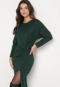 Born2be - Ciemnozielona Sukienka z Wiskozą Ozdobiona Wiązaniem i Metaliczną Nicią Ellinira. Okazja: na co dzień. Kolor: zielony. Materiał: wiskoza. Wzór: aplikacja. Typ sukienki: proste. Styl: casual, elegancki #5