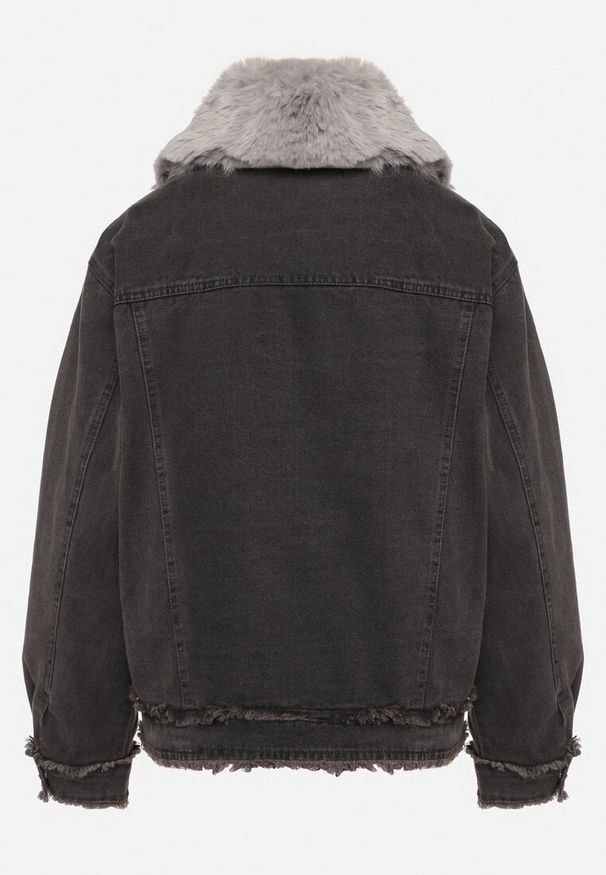 Born2be - Ciemnoszara Ocieplana Kurtka Jeansowa z Futrzanym Kołnierzem i Paskami z Klamrami Senavira. Kolor: szary. Materiał: jeans, futro. Długość rękawa: długi rękaw. Długość: długie. Wzór: paski. Styl: elegancki, klasyczny