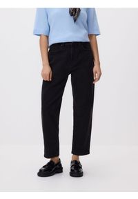 Reserved - Jeansy mom fit z krótszą nogawką - czarny. Kolor: czarny. Długość: krótkie