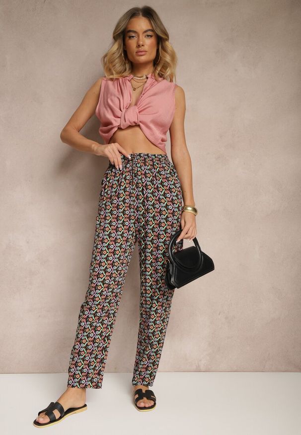 Renee - Czarne Spodnie z Bawełny o Prostym Kroju z Gumką w Pasie w Geometryczny Print Avelriz. Okazja: na co dzień, na spotkanie biznesowe, do pracy. Kolor: czarny. Materiał: bawełna. Wzór: nadruk, geometria. Sezon: wiosna, lato. Styl: biznesowy, casual, klasyczny