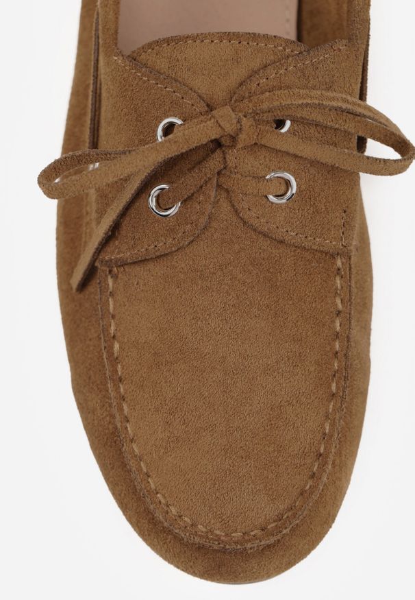 Born2be - Ciemnobeżowe Mokasyny VICES ze Skórzaną Wkładką Ozdobione Wiązaniem Pireronei. Nosek buta: okrągły. Zapięcie: sznurówki. Kolor: beżowy. Materiał: skóra. Wzór: aplikacja. Obcas: na obcasie. Styl: klasyczny. Wysokość obcasa: niski