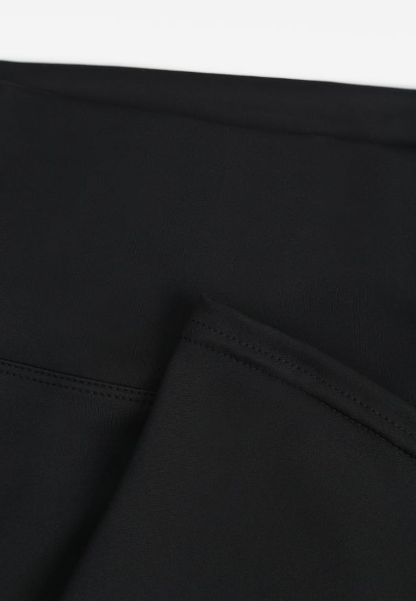 Renee - Czarne Legginsy Flare High Waist Ozdobione z Tyłu Modelującym Marszczeniem Deinoreia. Okazja: na co dzień. Stan: podwyższony. Kolor: czarny. Wzór: aplikacja. Styl: casual, elegancki