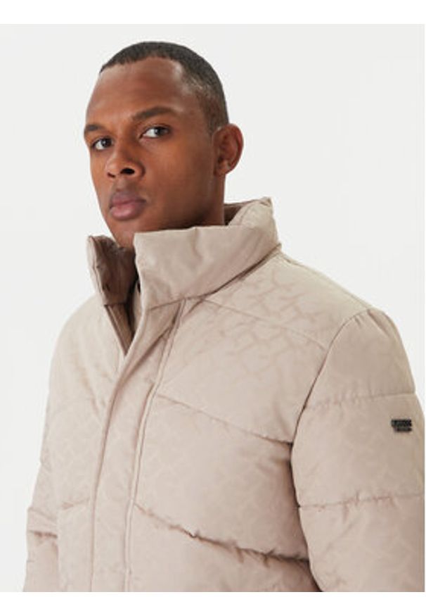 Guess Kurtka zimowa M5BL2M W2232 Beżowy Regular Fit. Kolor: beżowy. Materiał: syntetyk. Sezon: zima