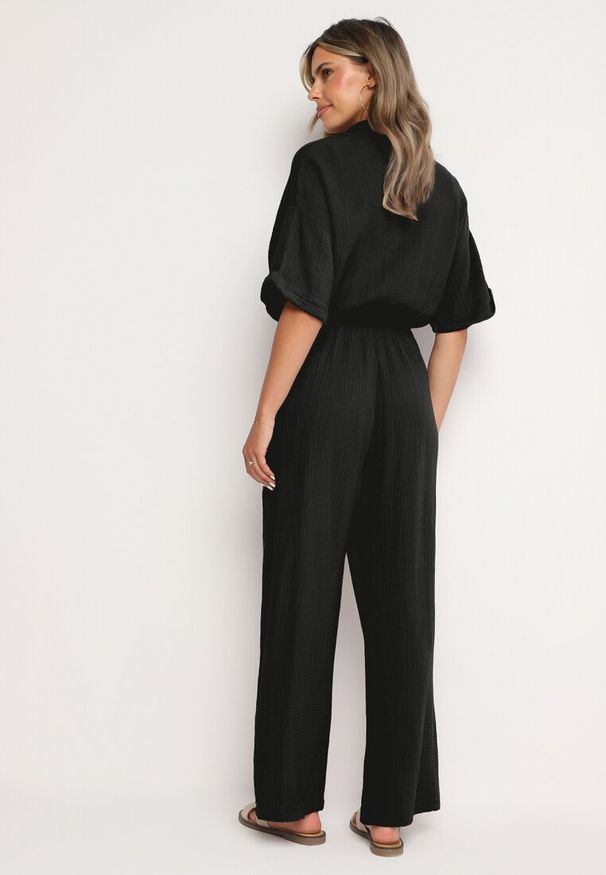 Born2be - Czarny Bawełniany Kombinezon z Koszulową Górą i Prostymi Spodniami Namsore. Kolor: czarny. Materiał: bawełna. Styl: elegancki, klasyczny