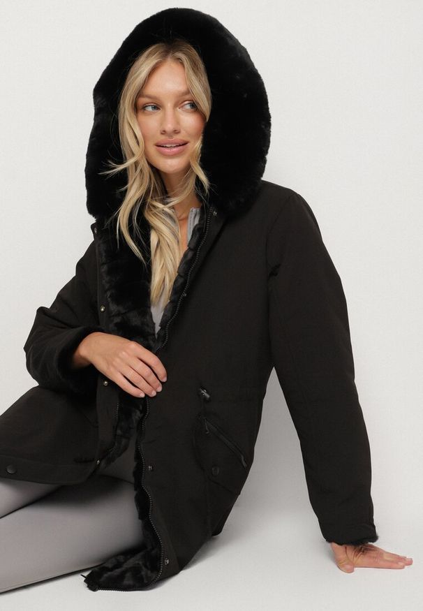 Born2be - Czarna Dwustronna Kurtka Parka Futerko z Kapturem Alorrise. Okazja: na co dzień. Typ kołnierza: kaptur. Kolor: czarny. Materiał: futro. Wzór: gładki. Styl: casual, elegancki