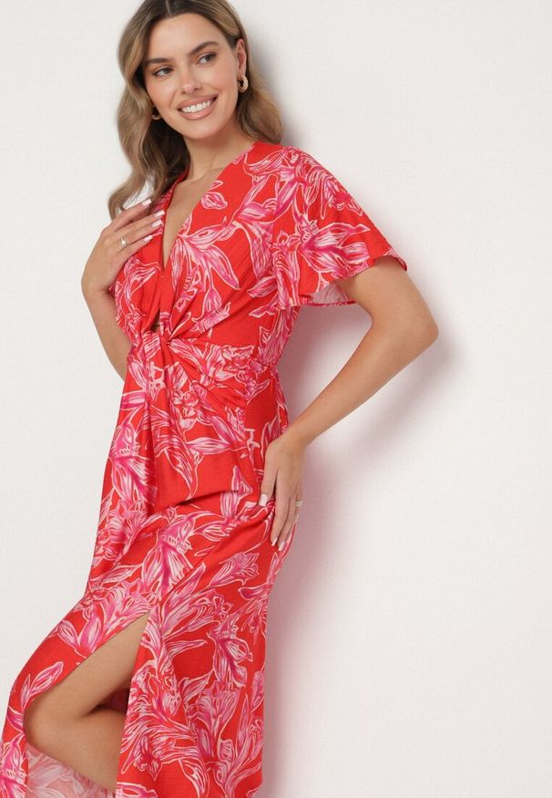 Born2be - Czerwona Sukienka z Wiskozy w Abstrakcyjny Wzór Lunalisa. Okazja: na co dzień. Kolor: czerwony. Materiał: wiskoza. Styl: klasyczny, elegancki, casual