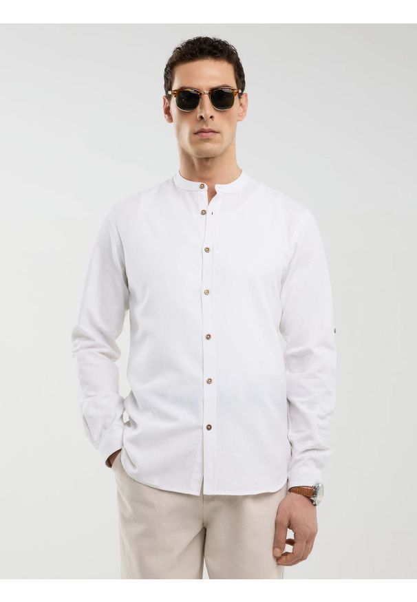 Big-Star - Lniana koszula męska na stójce biała Janew 101. Typ kołnierza: kołnierzyk stójkowy. Kolor: biały. Materiał: len. Styl: klasyczny