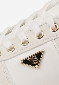 Born2be - Białe Sneakersy VICES na Grubej Podeszwie z Tłoczeniami Zdobione Aplikacją Cezara. Okazja: na co dzień, do pracy. Kolor: biały. Materiał: jeans. Wzór: aplikacja #8