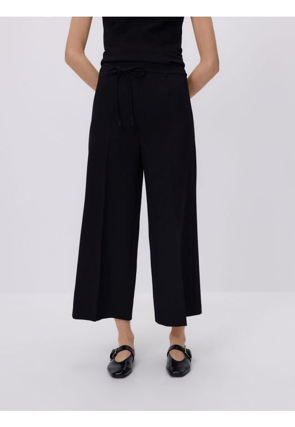 Reserved - Szerokie spodnie z wiązaniem - czarny. Kolor: czarny. Materiał: wiskoza, tkanina