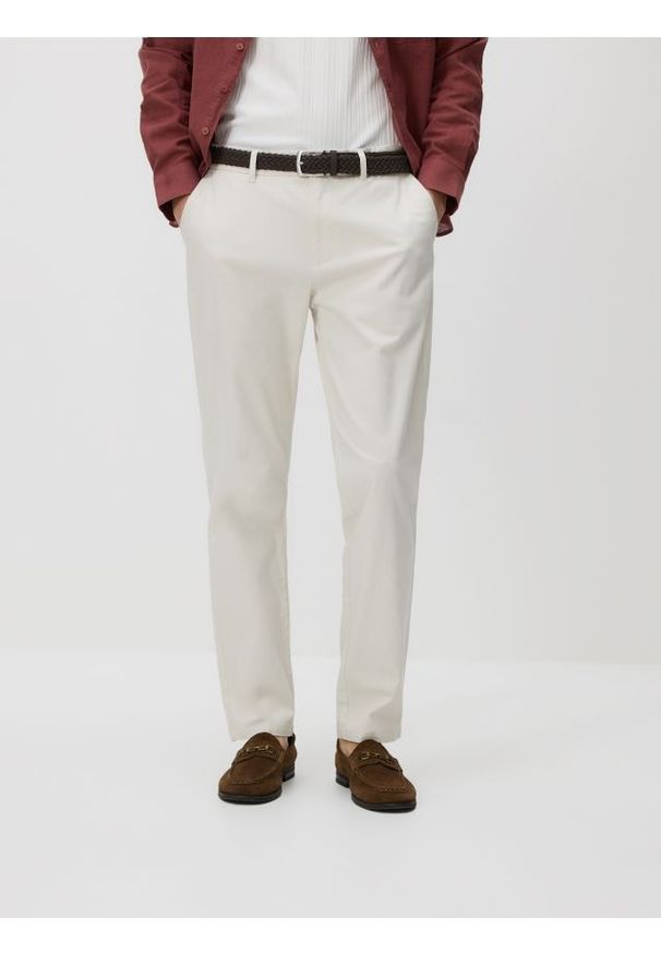 Reserved - Spodnie chino slim z paskiem - złamana biel. Materiał: bawełna, tkanina