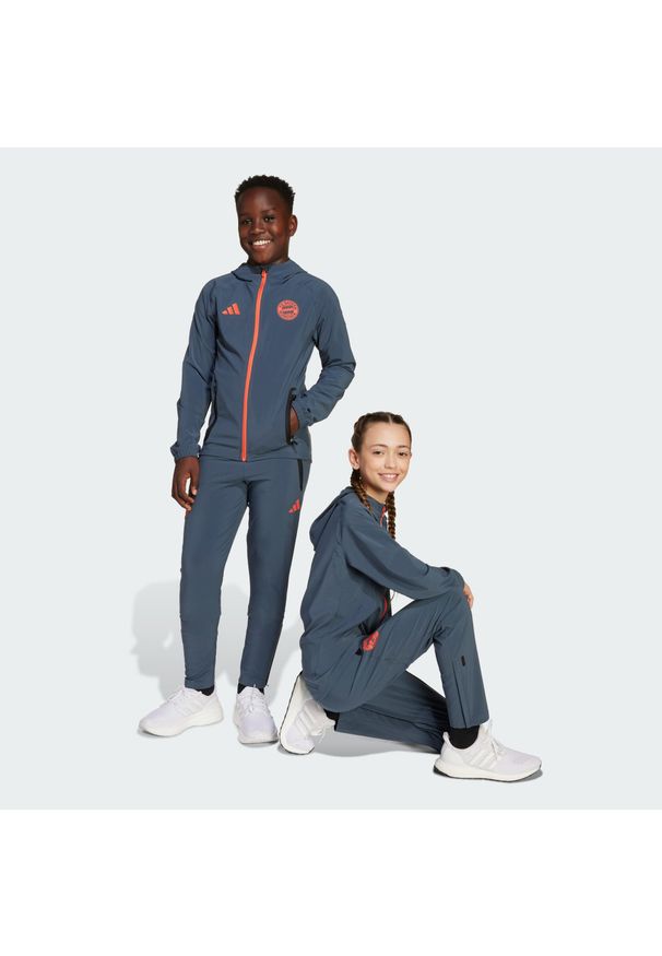 Adidas - Spodnie dla dzieci FC Bayern Tiro 25 Competition Vis Tech Travel. Kolor: szary, wielokolorowy, pomarańczowy. Styl: młodzieżowy