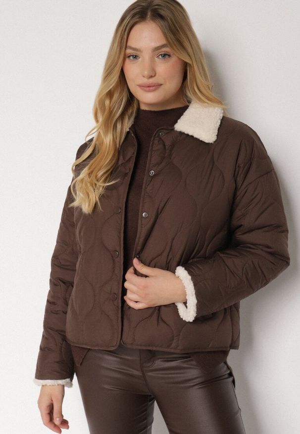 Born2be - Brązowa Koszulowa Kurtka Pikowana z Futerkowym Kołnierzem Seruna. Okazja: na spacer. Typ kołnierza: golf. Kolor: brązowy. Materiał: dzianina, jeans. Styl: klasyczny