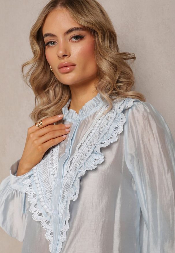 Renee - Niebieska Koszula na Guziki z Ozdobną Koronką Raneem. Kolor: niebieski. Materiał: koronka. Długość: długie. Wzór: koronka